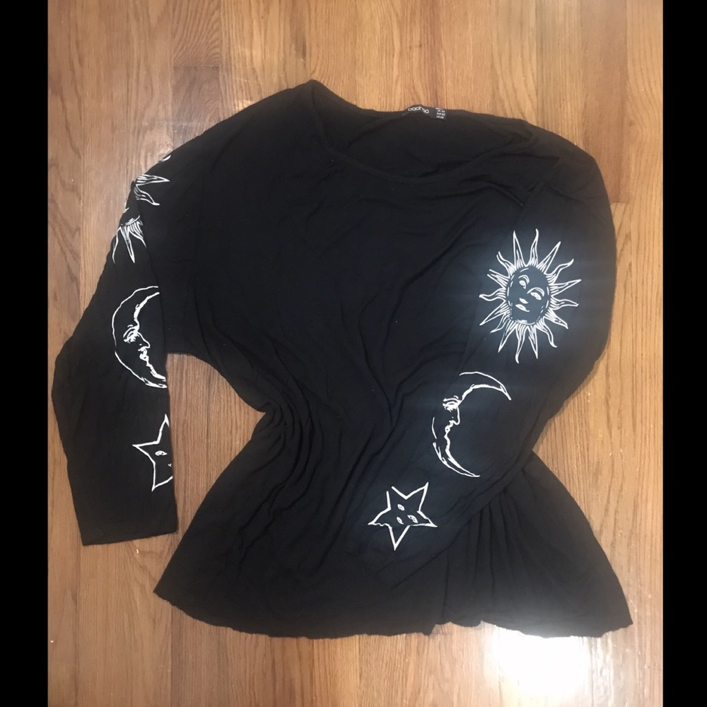 Long sleeve top with sleeve art